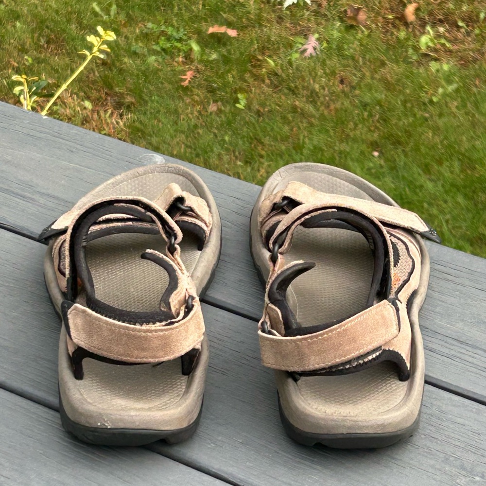Men’s Size 8 Adjustable Teva Tan and Black Outdoor Sandals - Picture 4 of 7